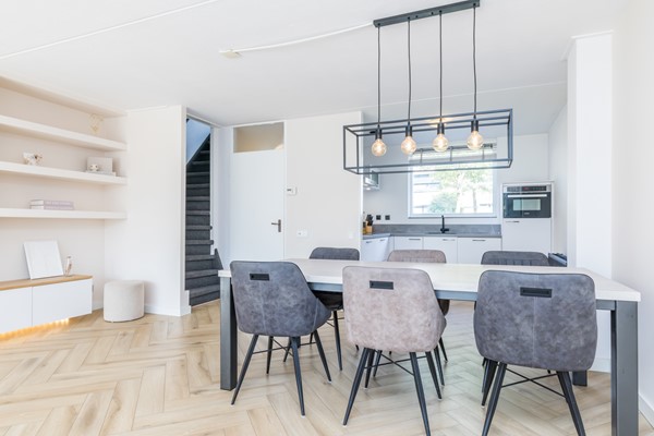 Foto - Verkocht onder voorbehoud: Instapklare ruime tussenwoning uit 1997 met 3 slaapkamers, moderne badkamer, tuin en garage in Heerlen